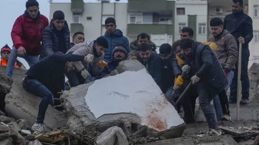 Người dân Thổ Nhĩ Kỳ tuyệt vọng chờ tin tức của thân nhân bị vùi dưới đống đổ nát