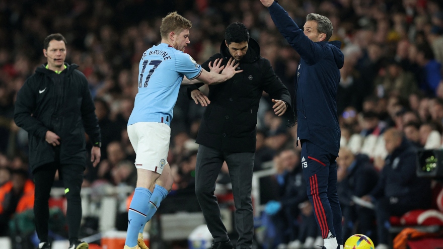 Lý do Kevin De Bruyne đẩy HLV Arteta suýt ngã trên sân