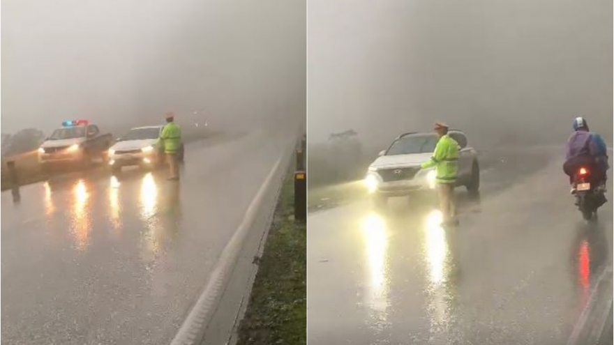 Cảnh sát túc trực hướng dẫn người dân trên quốc lộ 6 vì sương mù dày đặc