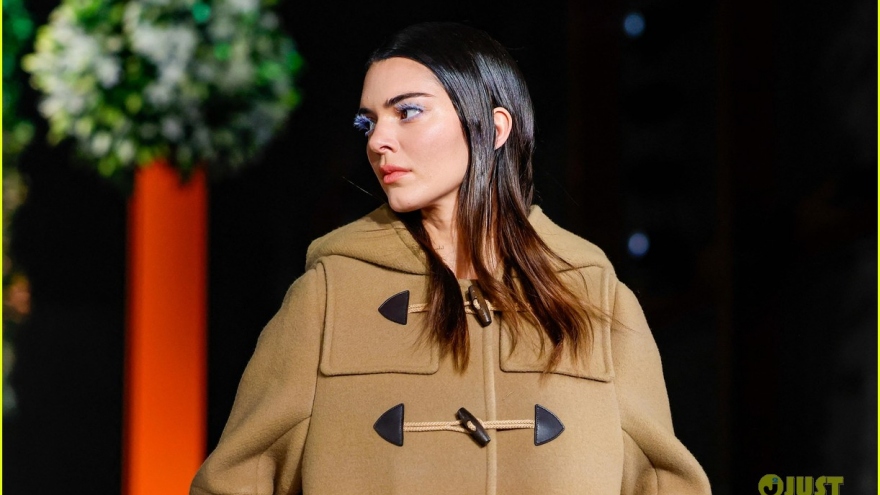 Kendall Jenner trang điểm sắc sảo, tái xuất nổi bật trên sàn catwalk