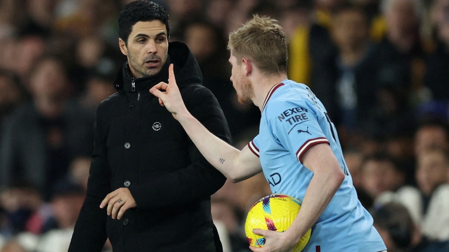 Kevin De Bruyne "động chân, động tay" và chỉ thẳng mặt HLV Mikel Arteta