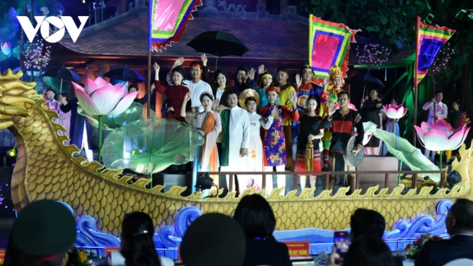 Hordes of people converge on Bac Ninh for Quan Ho folk singing Festival