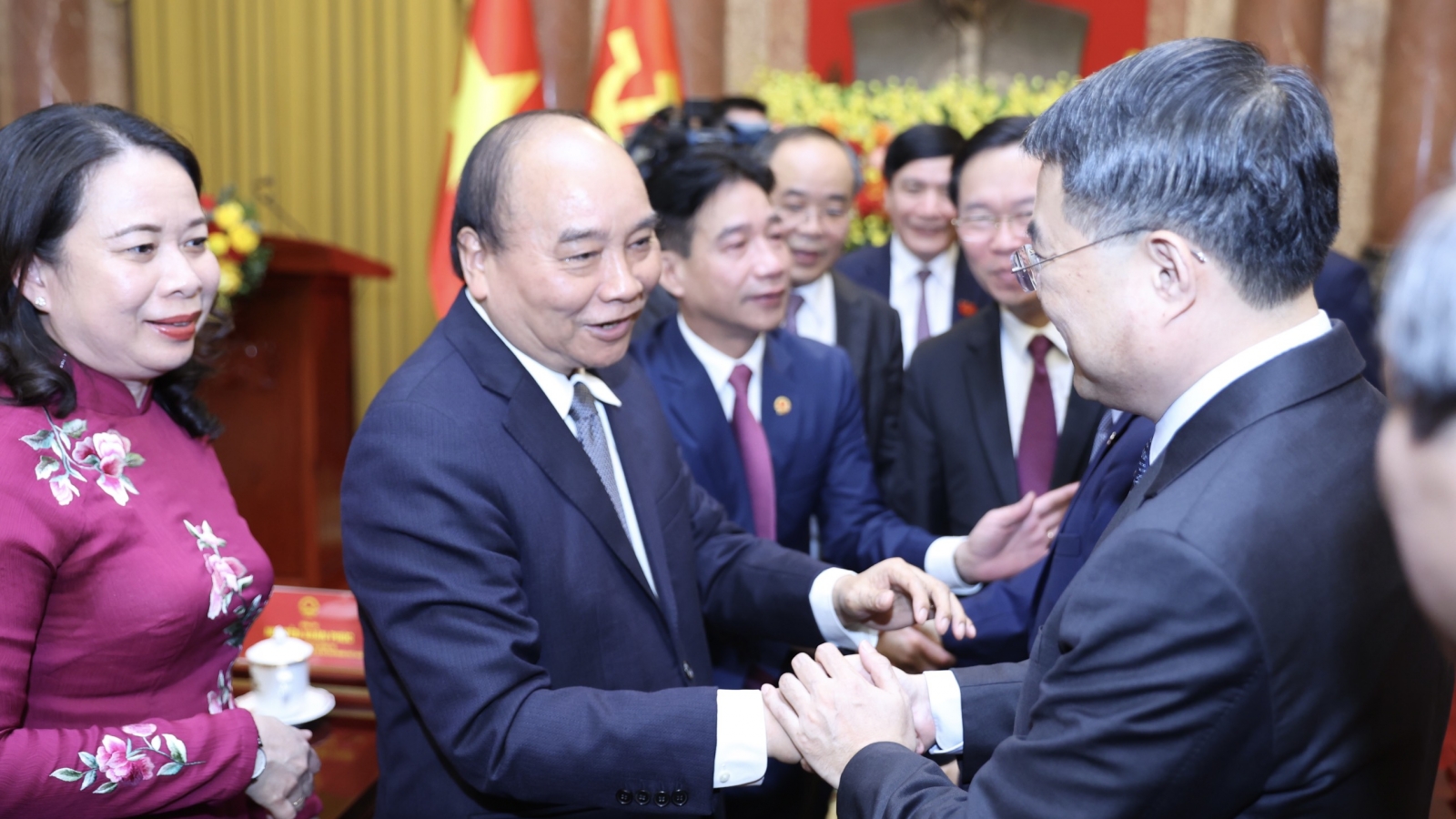 Nguyên Chủ tịch nước Nguyễn Xuân Phúc bàn giao công tác