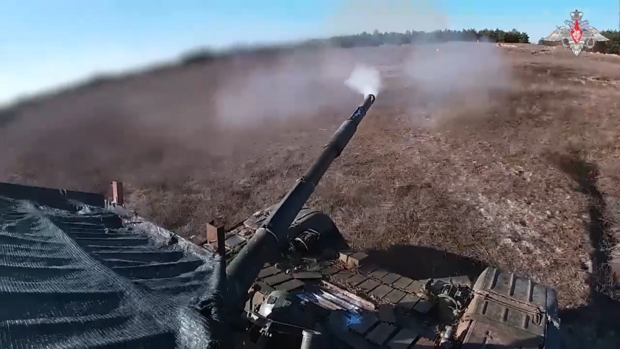 Xe tăng T-72A Nga nã pháo vào mục tiêu quân sự Ukraine ở hữu ngạn sông Dnepr