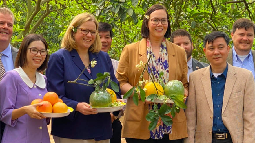 Two US trade officials sample pomelos in Hanoi