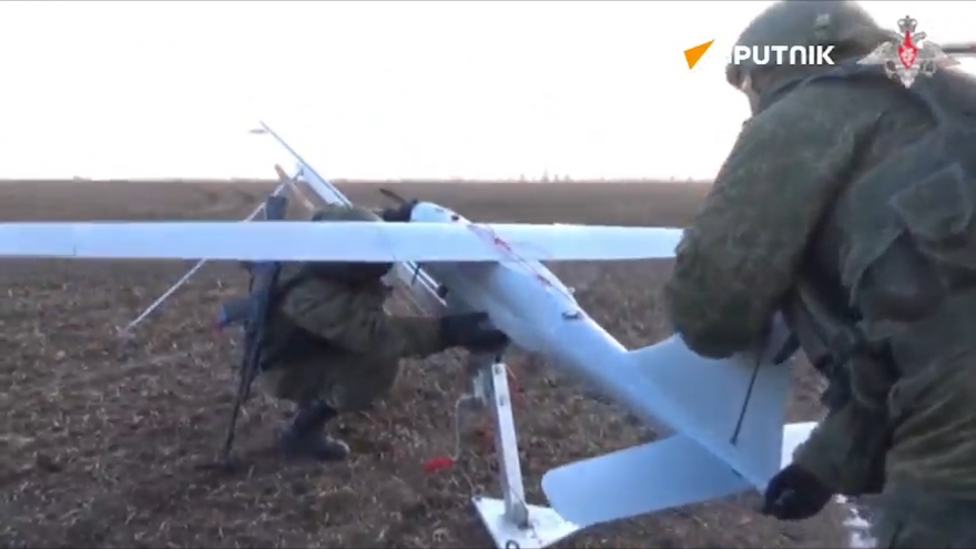 UAV Orlan-10 hỗ trợ pháo tự hành Akatsiya của Nga tiến hành tấn công ở Ukraine