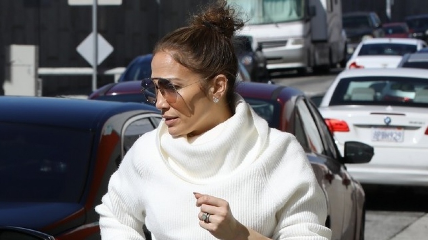 Jennifer Lopez ở tuổi 53 vẫn tự tin diện quần jeans "rách" ra phố 