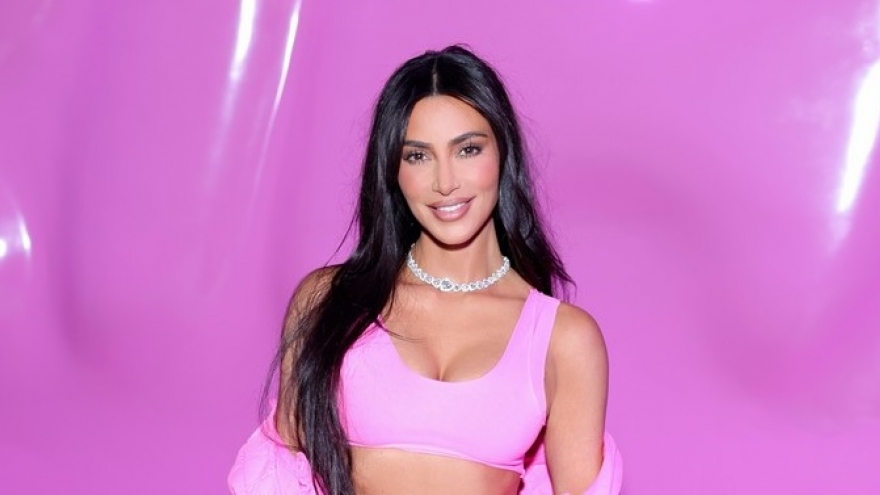 Kim Kardashian khoe body nóng bỏng với sắc hồng nổi bật 