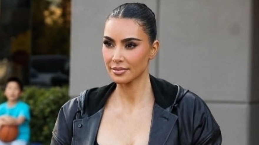 Kim Kardashian diện "cây đen" sành điệu đến xem đấu bóng rổ