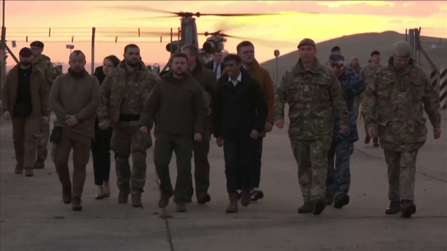 Tổng thống Zelensky thăm binh sỹ Ukraine đang huấn luyện tại Anh