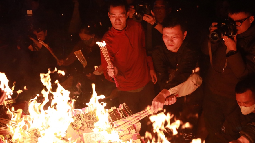 Hanoi villagers bring lucky fire home to welcome in new lunar year