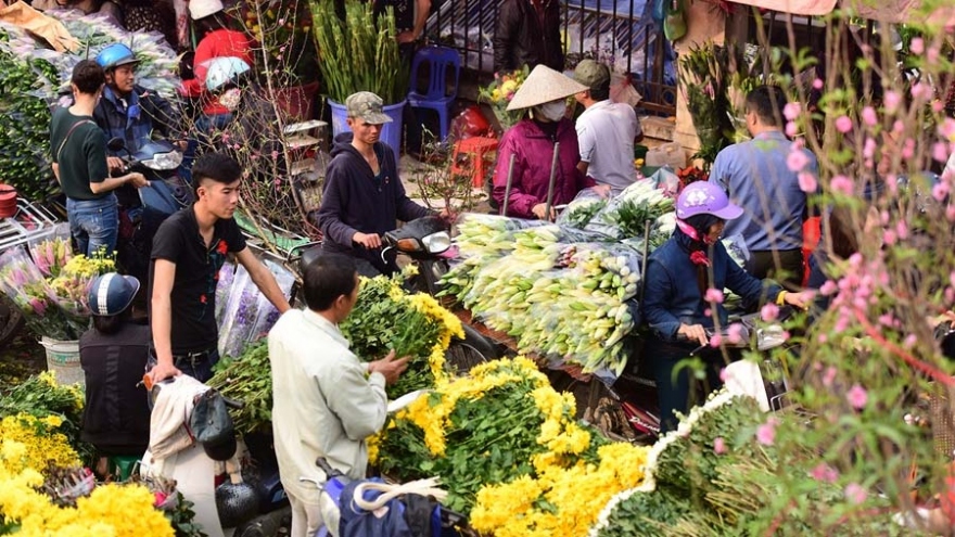 Hanoi markets packed ahead of First Full Moon Festival