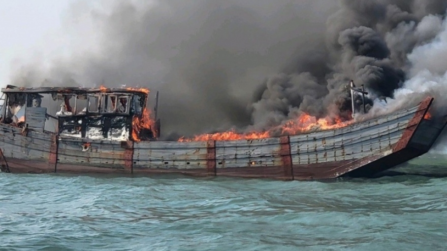 Bộ đội biên phòng Trà Cổ cứu nạn ngư dân bị cháy tàu trên biển