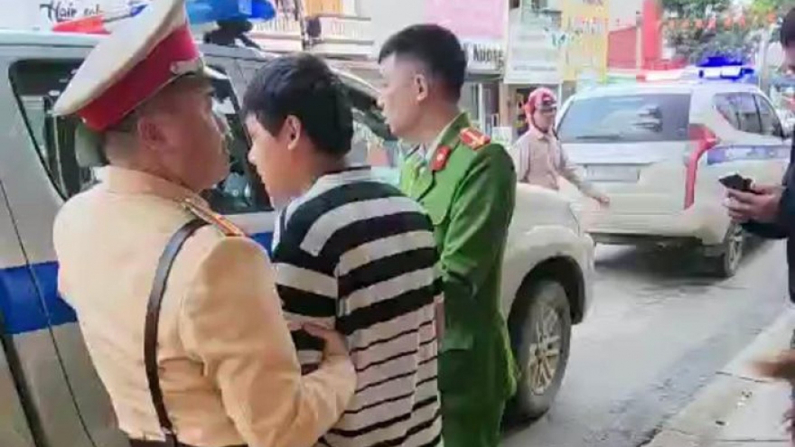 CSGT Lạng Sơn khống chế đối tượng dùng dao chém người