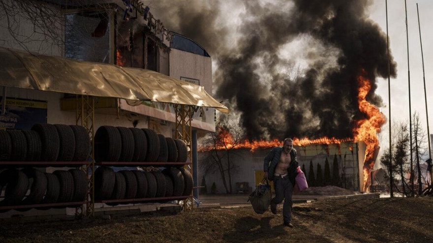 Cảnh tượng ám ảnh trong vùng chiến sự tại Ukraine sau gần 1 năm xung đột
