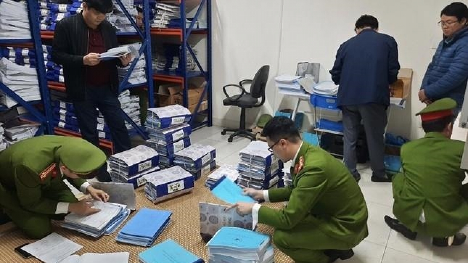 Bắt hai phó giám đốc trung tâm đăng kiểm ở Hải Dương