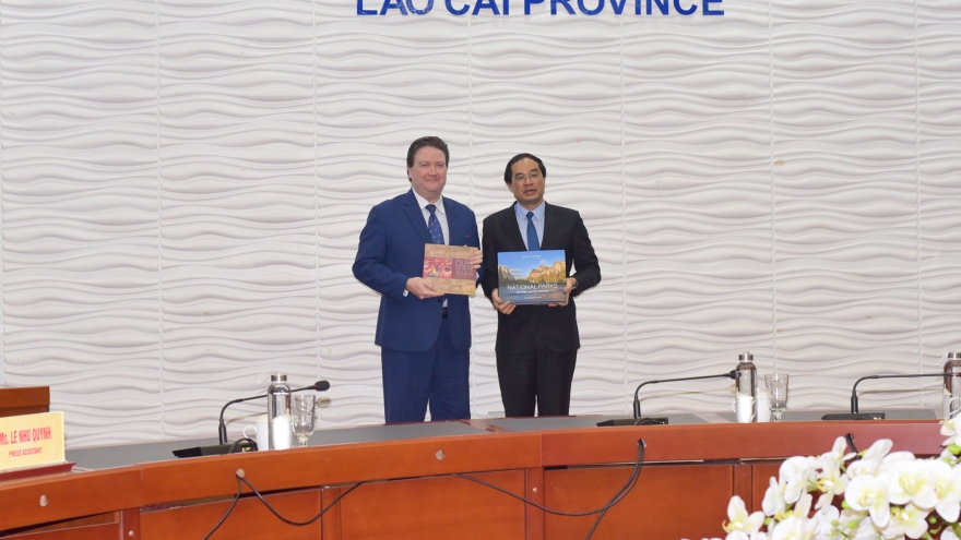 Đại sứ Hoa Kỳ thăm và làm việc tại Lào Cai