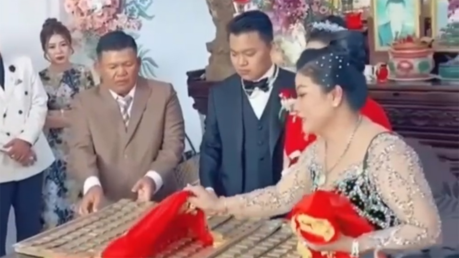 Đám cưới "khủng" ở Bình Dương ngập vàng và sổ đỏ gây xôn xao mạng xã hội 