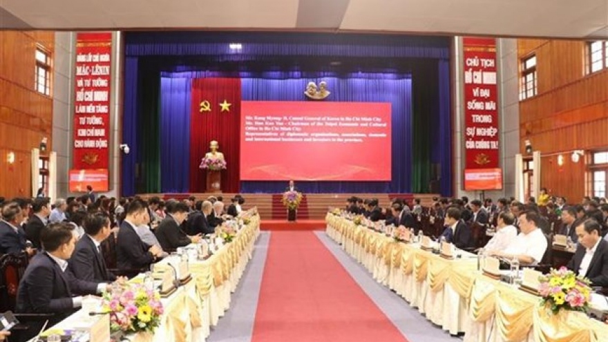 Long An authorities meet diplomatic corps, business representatives