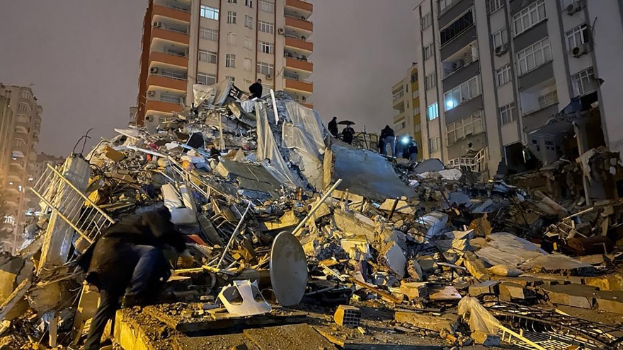 Khoảnh khắc tòa nhà 7 tầng đổ sập, vỡ vụn trong trận động đất mạnh ở Thổ Nhĩ Kỳ
