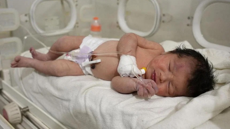 Bé gái sơ sinh được cứu khỏi đống đổ nát sau trận động đất ở Syria