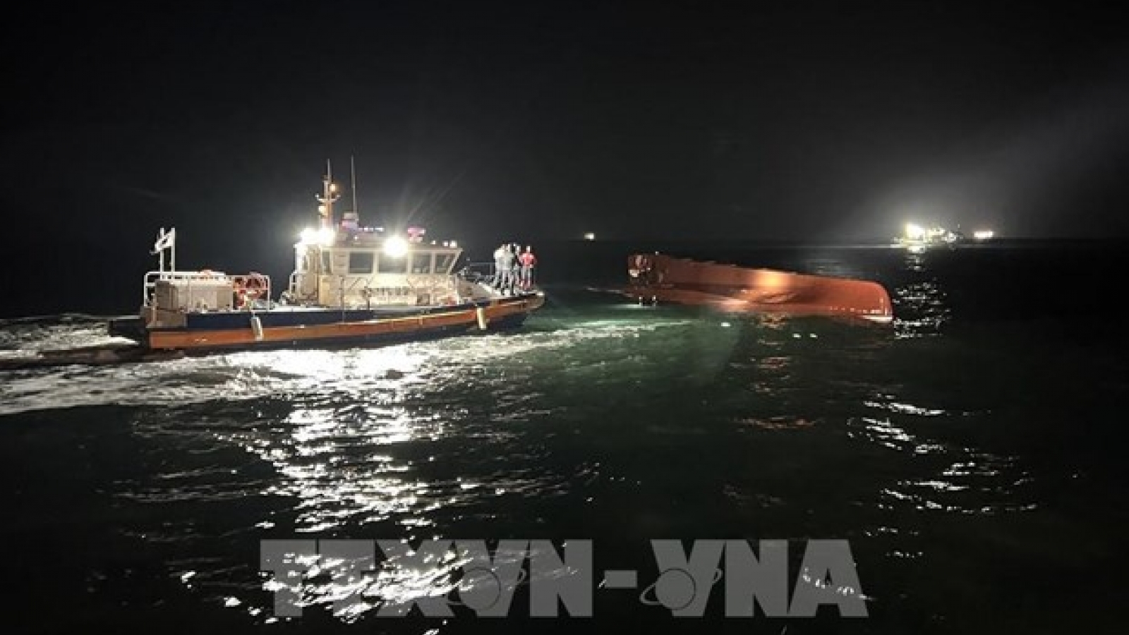 Two Vietnamese fishermen missing in RoK boat sinking 