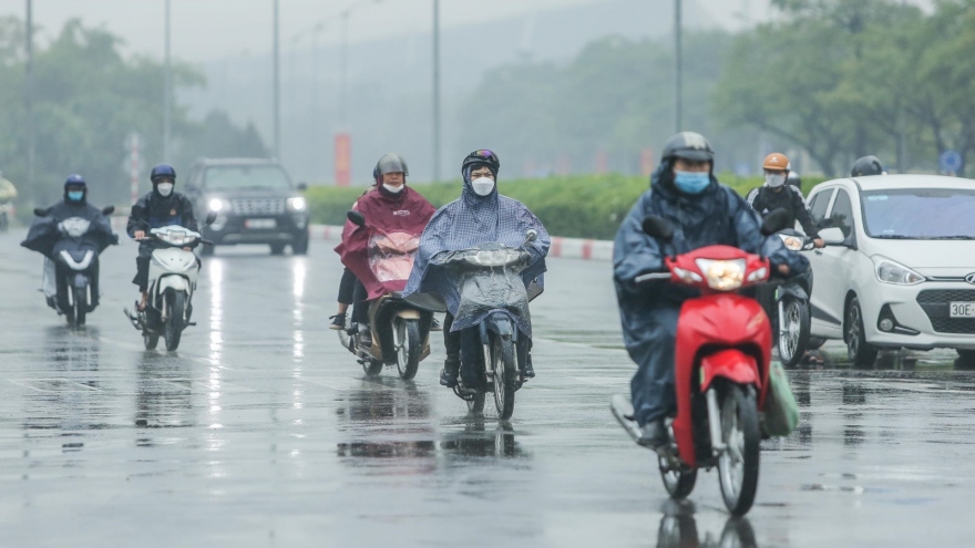 Hanoi engulfed in spell of drizzle and fog