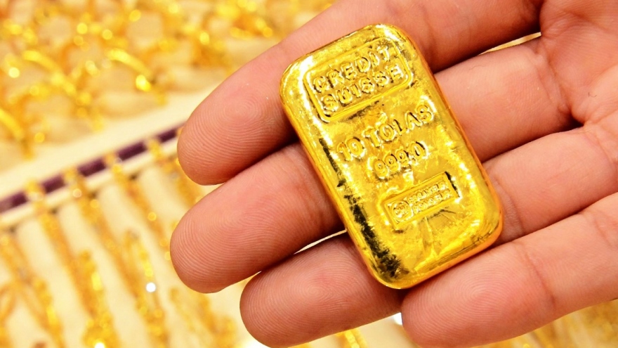 Giá vàng SJC đứng yên bất chấp đà lao dốc của vàng thế giới 