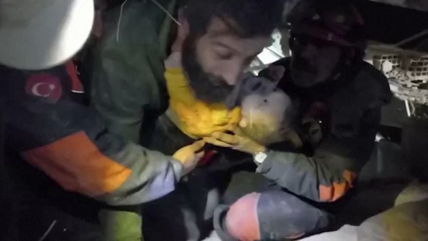 Khoảnh khắc em bé được giải cứu sau 65 giờ kẹt dưới đống đổ nát ở Hatay