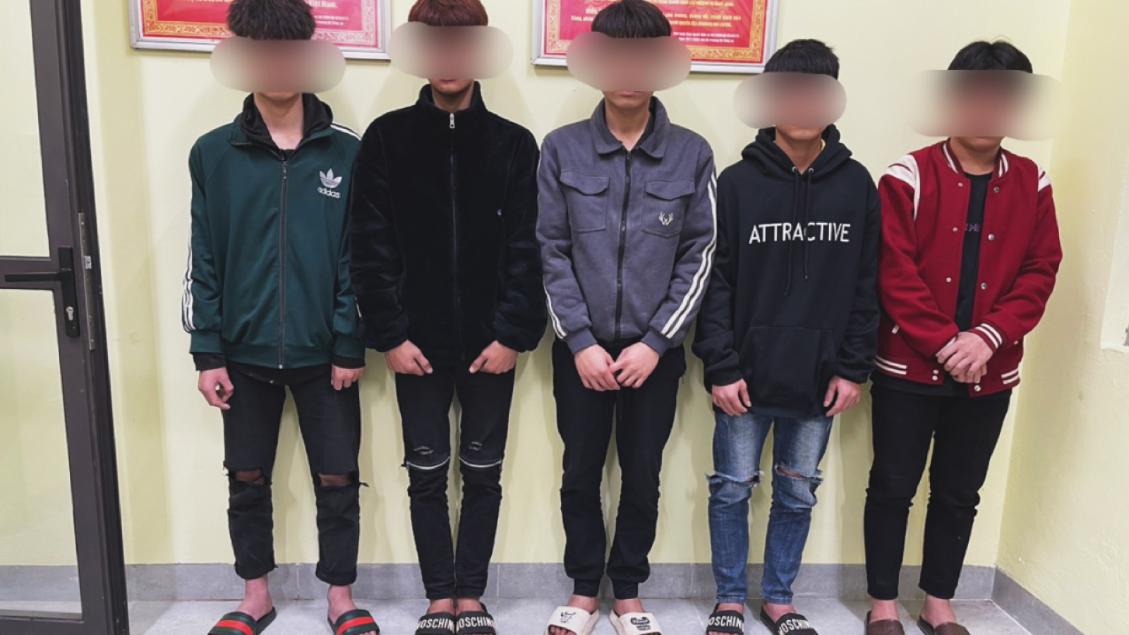 Mâu thuẫn trên facebook, nhóm học sinh mang dao phóng lợn đi "giải quyết"