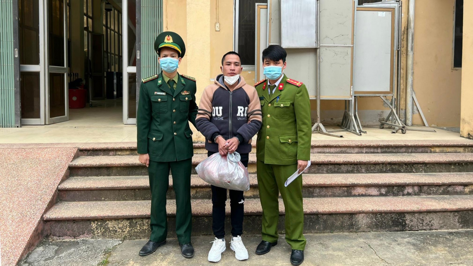 Bắt giữ 2 đối tượng có lệnh truy nã 