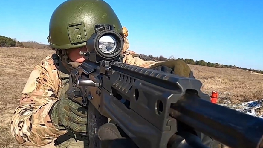 Lính dù Nga tập trận bắn đạn thật ngay tại hậu cứ ở Ukraine