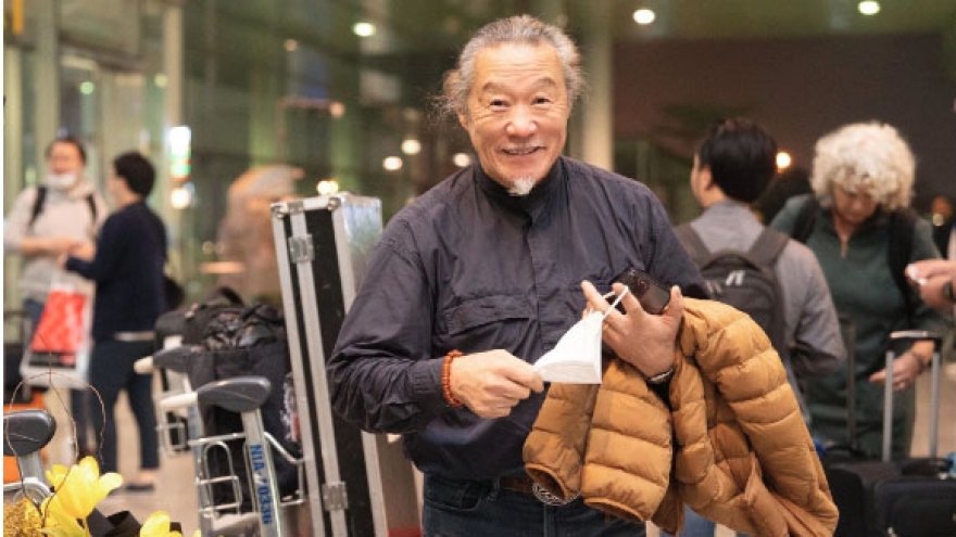 Renowned Japanese musician arrives in Vietnam for a concert