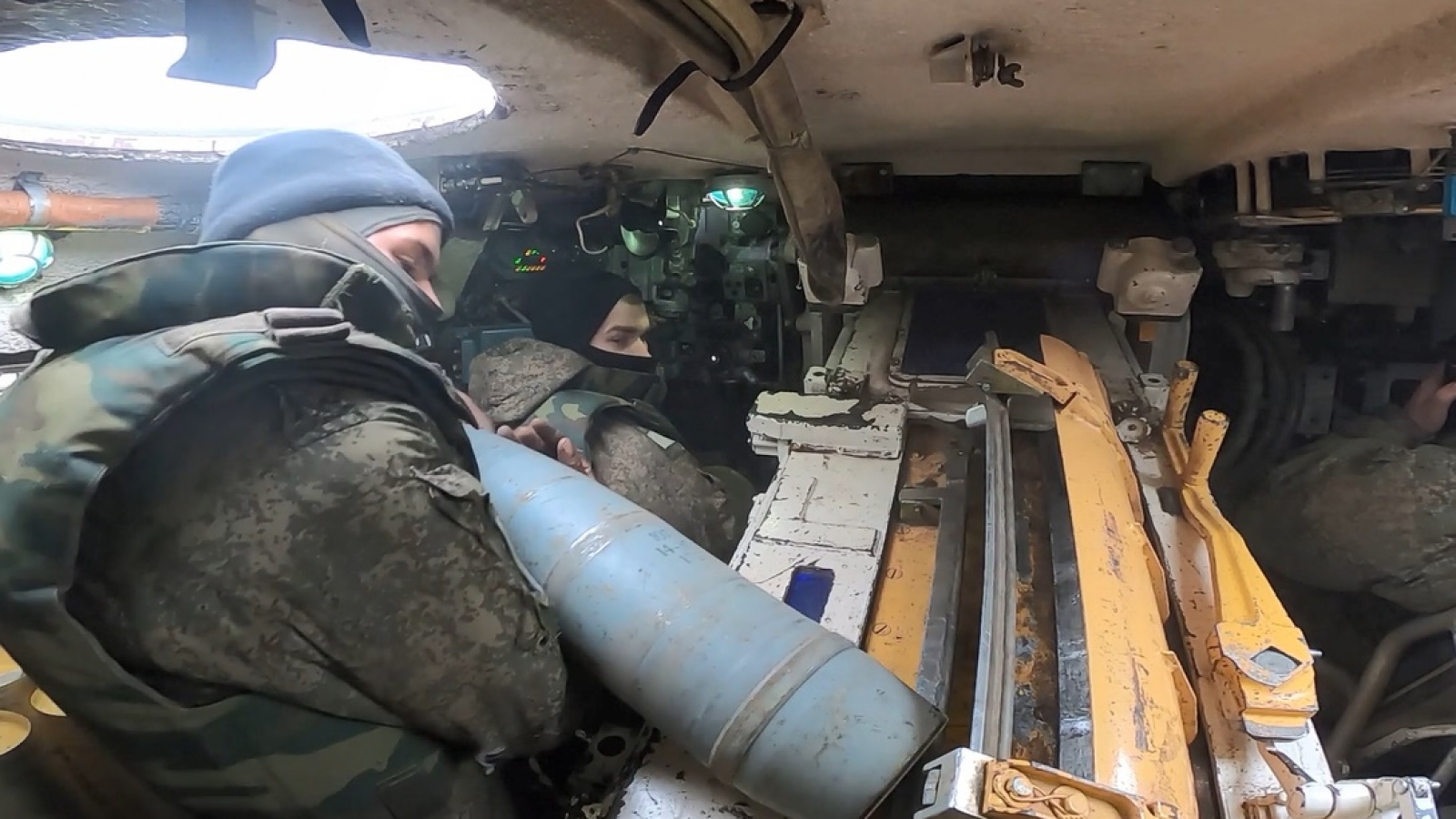 Pháo tự hành Msta-S của Nga nạp đạn rồi nã dồn dập vào vị trí quân Ukraine