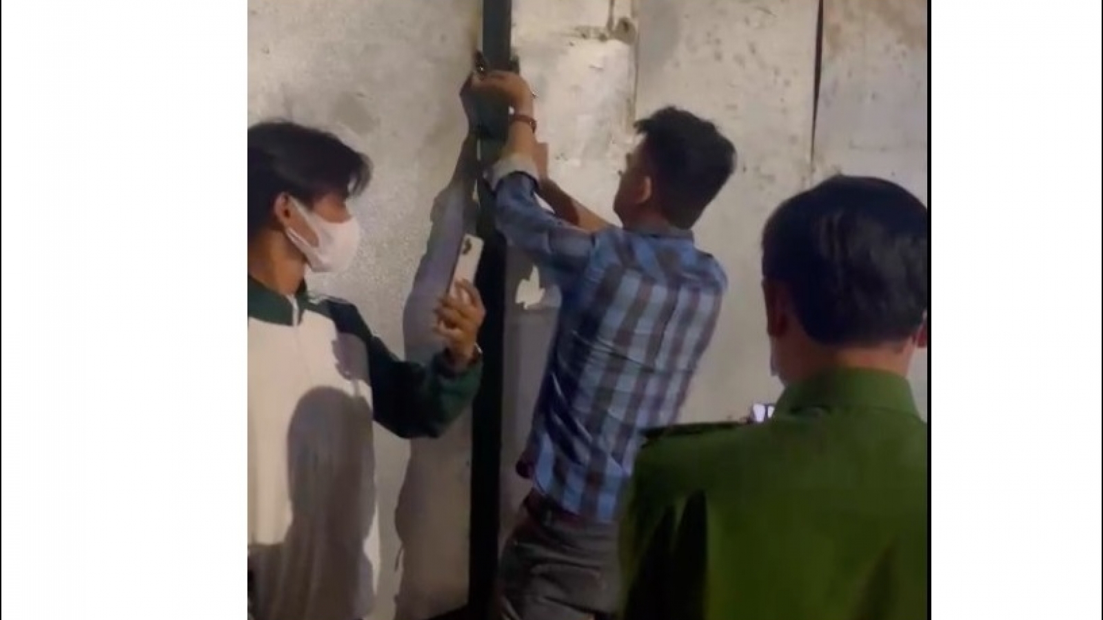 Kiểm tra công trình xây dựng không phép, hai cán bộ bị nhốt tại công trình 