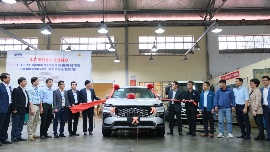 Ford trao tặng động cơ, hộp số cho nhiều trường đại học