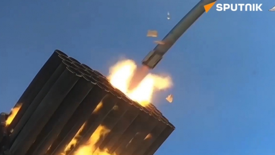 Pháo phản lực Grad của Nga trút bão lửa về phía mục tiêu ở Ukraine