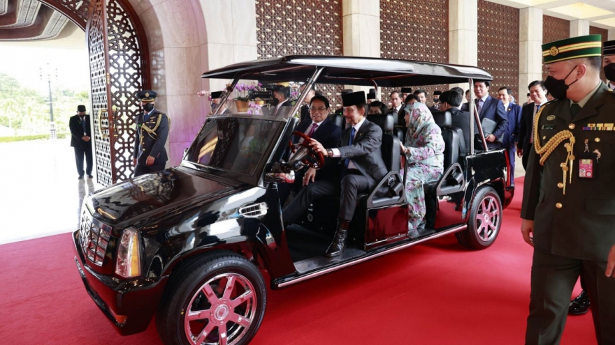 Quốc vương Brunei lái xe đưa Thủ tướng và phu nhân tham quan cung điện 
