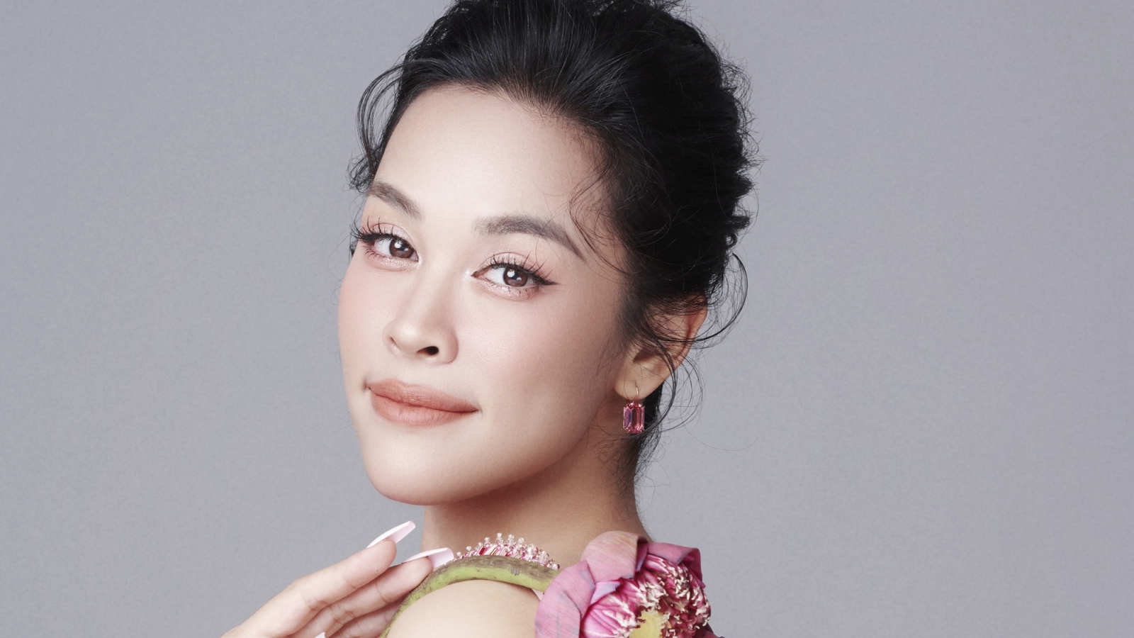 Chuyện showbiz: "O Sen" Ngọc Mai bị lập group anti với 37.000 thành viên