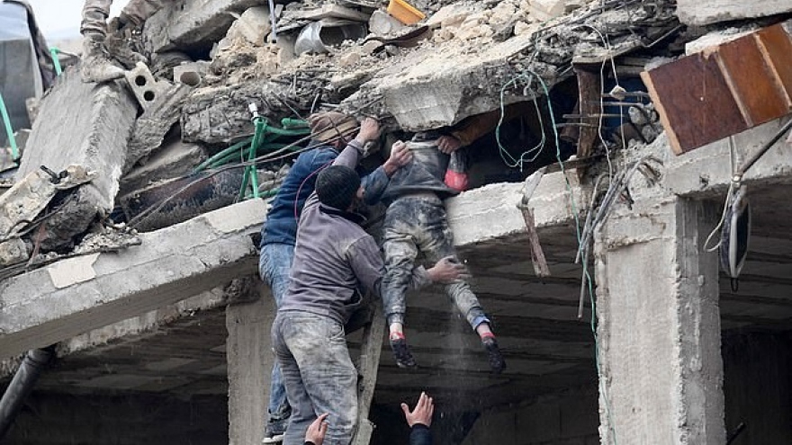 Những tiếng kêu cứu tuyệt vọng trong đêm sau trận động đất kinh hoàng tại Thổ Nhĩ Kỳ