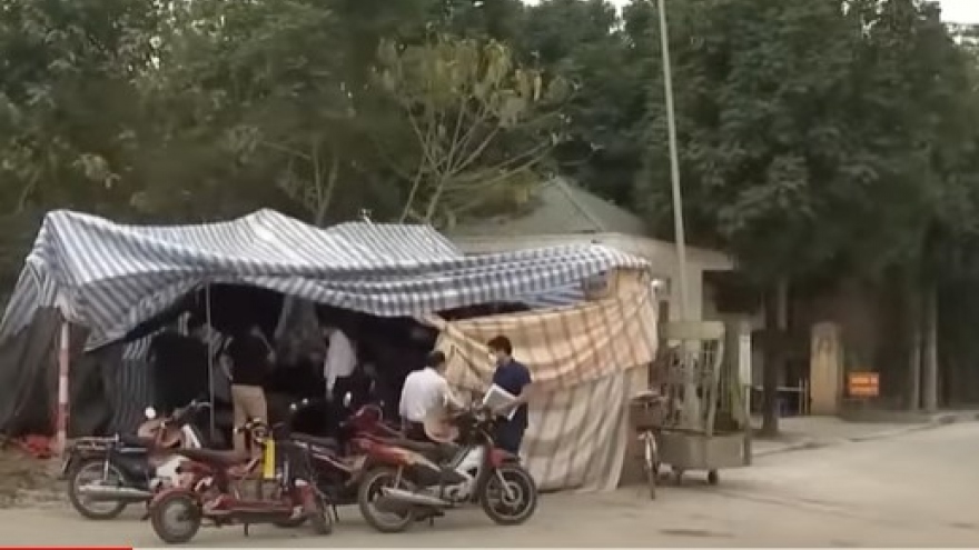 Người dân chặn xe vào bãi rác Xuân Sơn khiến hàng nghìn tấn rác ùn ứ