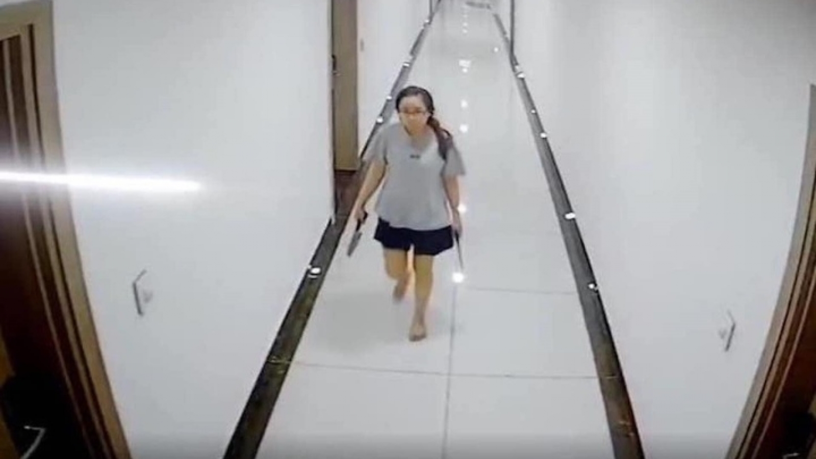 Người phụ nữ cầm dao đi dọc hành lang, đe doạ hàng xóm trong chung cư ở Hà Nội