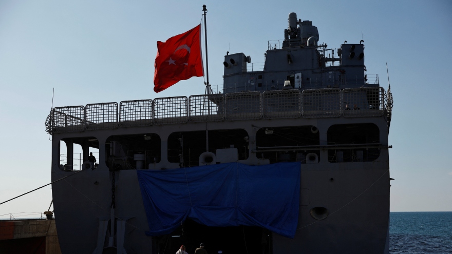 Thổ Nhĩ Kỳ biến tàu quân sự thành bệnh viện dã chiến điều trị nạn nhân động đất