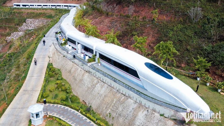 Son La province welcomes opening of first high-speed train shaped hotel