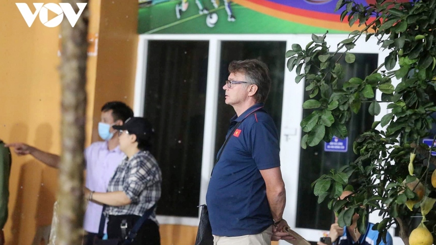 HLV Troussier không kịp dự khán V-League trước ngày chốt danh sách ĐT Việt Nam
