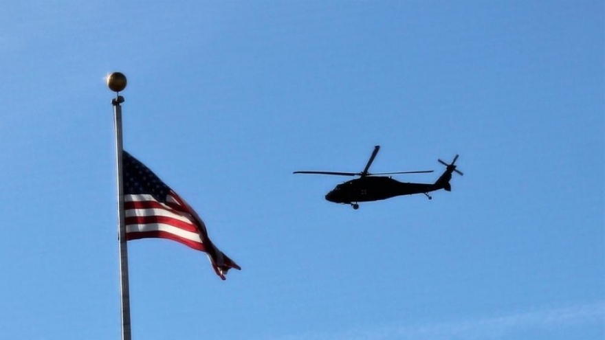 Trực thăng quân sự Mỹ rơi xuống đường cao tốc