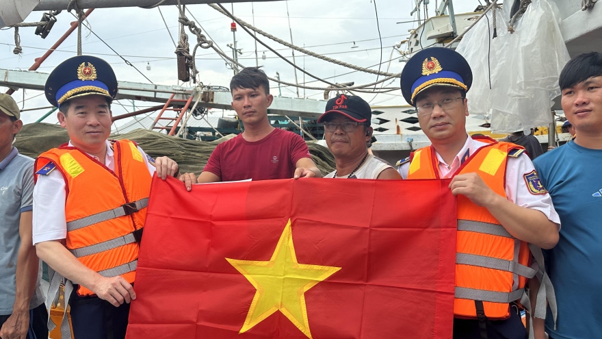 Cảnh sát biển đồng hành với bà con trên đảo Thổ Chu