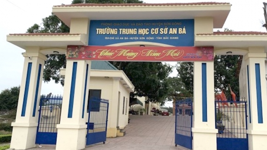 Công an điều tra vụ nữ sinh lớp 7 sinh con trong nhà tắm ở Bắc Giang