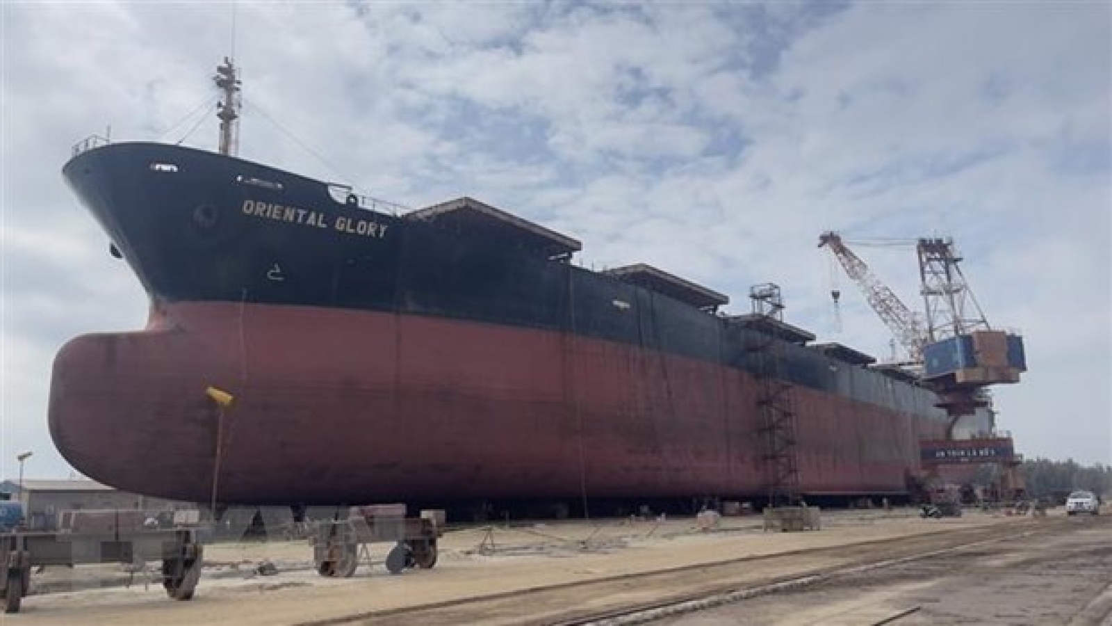 Eight injured in for-repair cargo ship blast