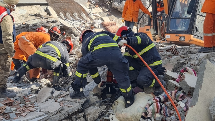 Vietnamese rescuers pull three dead bodies from rubble in Turkey